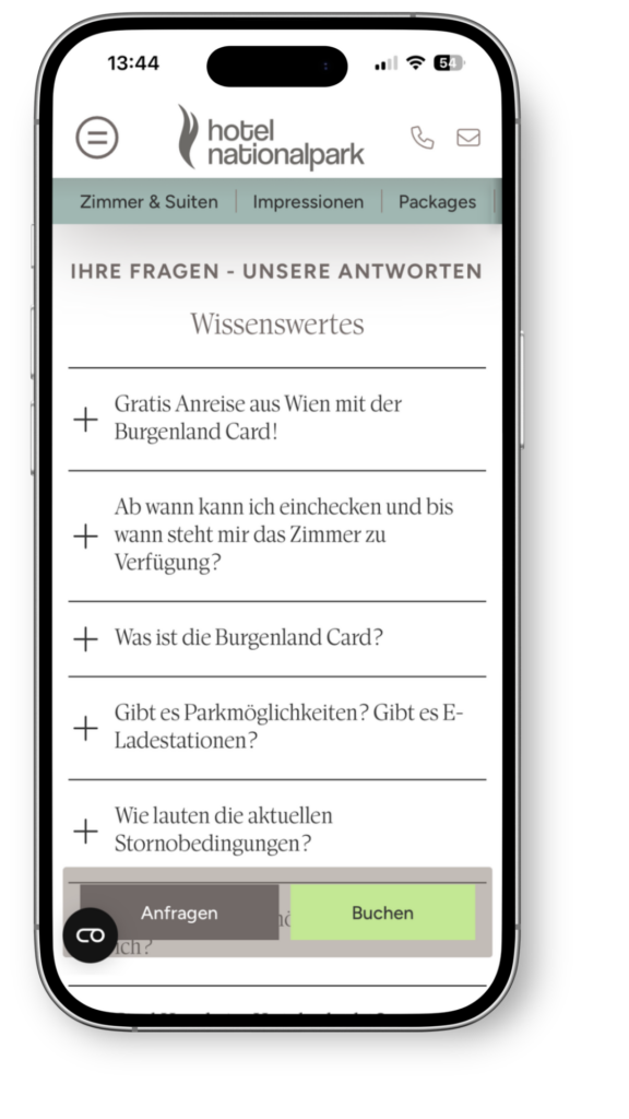 Smartphone-Bildschirm mit der mobilen Website des „Hotel Nationalpark“. Zu sehen ist der FAQ-Bereich unter der Überschrift „Ihre Fragen – Unsere Antworten / Wissenswertes“ mit aufklappbaren Fragen zu Themen wie Gratis-Anreise aus Wien mit der Burgenland Card, Check-in-Zeiten, Parkmöglichkeiten und Stornobedingungen.