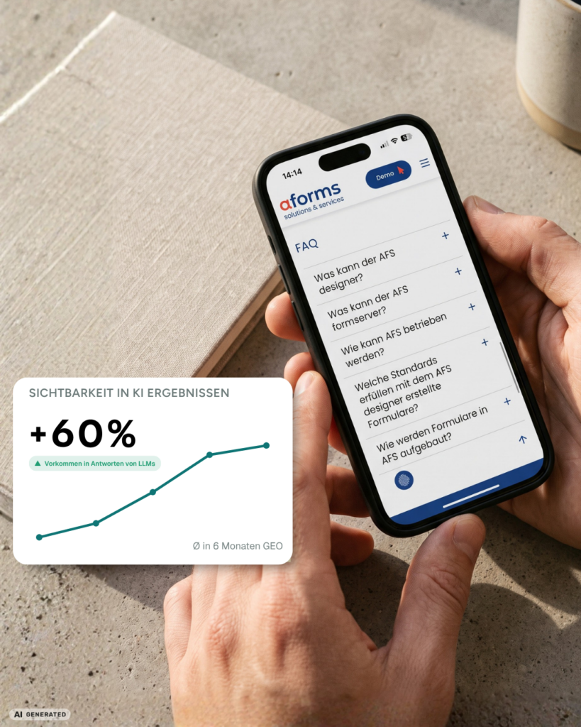 Eine Person hält ein Smartphone in den Händen, auf dem die FAQ-Seite von „aforms solutions & services“ zu sehen ist. Links daneben ist ein weißes Infofeld eingeblendet mit der Aufschrift „Sichtbarkeit in KI-Ergebnissen +60%“, einer ansteigenden grünen Fieberkurve und dem Hinweis „Vorkommen in Antworten von LLMs / Ø in 6 Monaten GEO“.